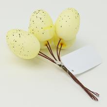 Plastové jednofarebné vajíčka v svetložltej farbe.