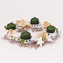 Vianočné aranžmá so sviečkami a dekoráciami.