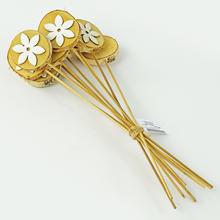 Drevené zápichy s kvetinovým výrezom, 6 cm, balenie 10 kusov.