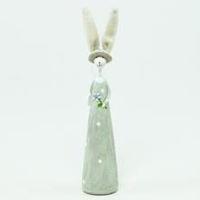 Keramická zajačica dáma s klobúkom a kvetinou.