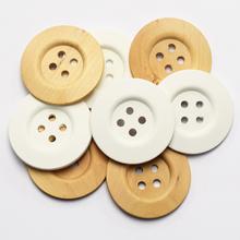 Mix drevených gombíkov rôznych farieb a veľkostí.