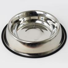 Kovová miska na krmivo pre zvieratá.