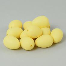 Žlté plastové vajíčka na Veľkú noc, balenie 12 kusov.