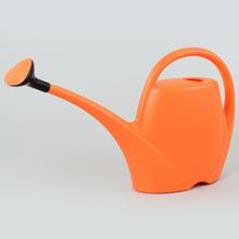 Oranžová krhlička s dlhým zobákom na zalievanie rastlín.