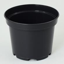 Čierny kontajner na rastliny s priemerom 15 cm a objemom 1,5L.