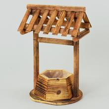Drevený obal so strieškou
