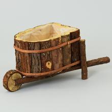 Drevený obal na kvety v hnedej farbe.