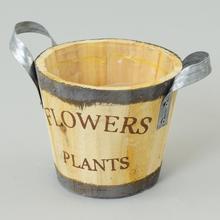 Drevený obal na kvety s nápisom 'FLOWERS PLANTS'.