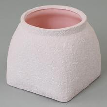 Ružový keramický obal s ornamentom.