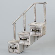 Biele schody na kvetináč s úložným priestorom.