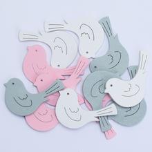 Miešané výrezy vtáčikov v rôznych farbách.