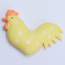 Žltý plastový kohút s bielymi bodkami.