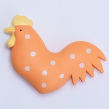 Oranžový plastový kohút s bielymi bodkami.