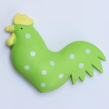 Zelený plastový kohút s bielymi bodkami.