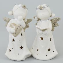 Dekoračný anjel s hviezdami a trblietkami.