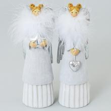 Dekoračný biely anjel s perím a srdiečkom.