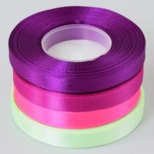 Mix farieb saténových stúh v rôznych odtieňoch.