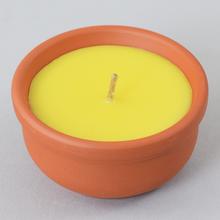 Repelentná sviečka ANTIMOSKYTO v keramickej nádobe.