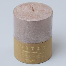 Ružovo zlatá metalická sviečka v rustikálnom štýle.