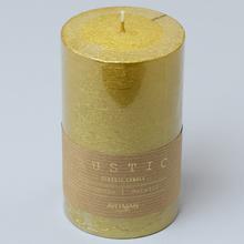 Zlatá rustikálna sviečka s metalickým povrchom.
