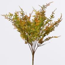 Hnedý zápich paprade s oranžovými a červenými detailmi.