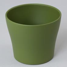 Jednofarebný keramický obal v olivovej farbe.