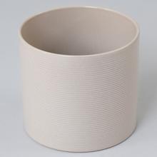 Jednofarebný keramický obal na kvetináč v béžovej farbe.