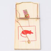 Drevená pasca na potkany s mechanizmom.