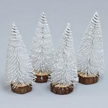Biele glitrové vianočné stromčeky na pni, sada 4 kusy.