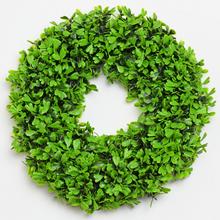 Umelý veniec z krušpánu s priemerom 26 cm.