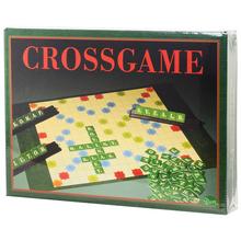Hra Crossgame na stole s herným plánom a písmenami.