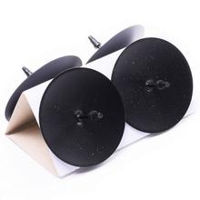 Čierne matné bodce na vianočné dekorácie.