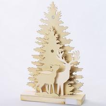 Drevený vianočný stromček s jeleňom a LED osvetlením.