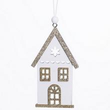 Drevený domček so zlatými detailmi na bielom pozadí.