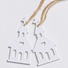 Drevený biely kostol s dvoma závesmi.