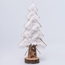 Biely drevený stromček s umelým snehom a dekoráciami.