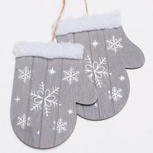 Drevené šedé rukavice s bielymi snehovými vločkami.
