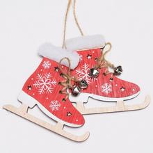 Drevené korčule v červenej farbe s bielymi snehovými vločkami.