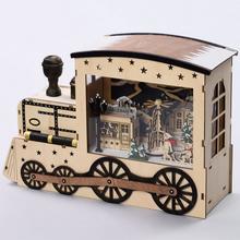 LED hrajúci drevný vlak s vianočnou dekoráciou.