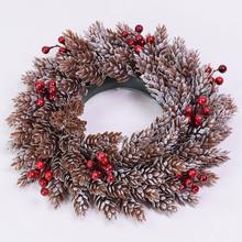 Vianočný veniec so šiškami a bobuľami, priemer 30 cm.