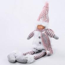 Textilná dekorácia vianočného chlapca s sivobieloružovým oblečením a čiapkou.