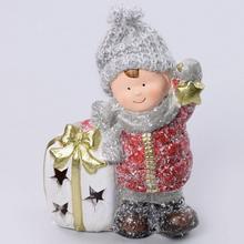 Vianočná dekorácia LED deti s darčekom, keramika, 16 cm.
