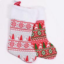 Vianočné ponožky s rôznymi vzormi v červenej a šedej farbe.