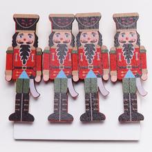 Sada štyroch drevených klipov v tvare luskáčika, červeno-zelená farba.