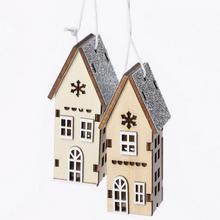 Drevené vianočné závesy v tvare domčeka s prírodným a strieborným povrchom.