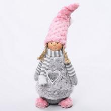 Ružovosivé látkové dieťa s čiapkou a šálom.