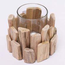 Drevený svietnik s jedným sviečkou.