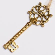 Zlatý poly kľúč na dekoráciu.