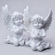 Biely smútočný anjel so sviečkou, 13 cm vysoký.