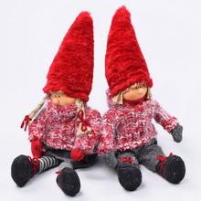 Textilné dekorácie chlapec a dievča s červenými čiapkami.